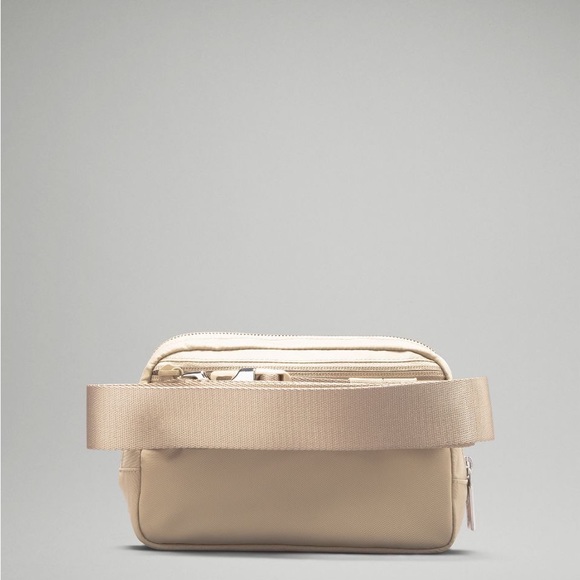 *LAST ONE*    LULULEMON  1 LITER TRENCH & WHITE LOGO BELT BAG W/ METAL BUCKLE - Picture 4 of 16